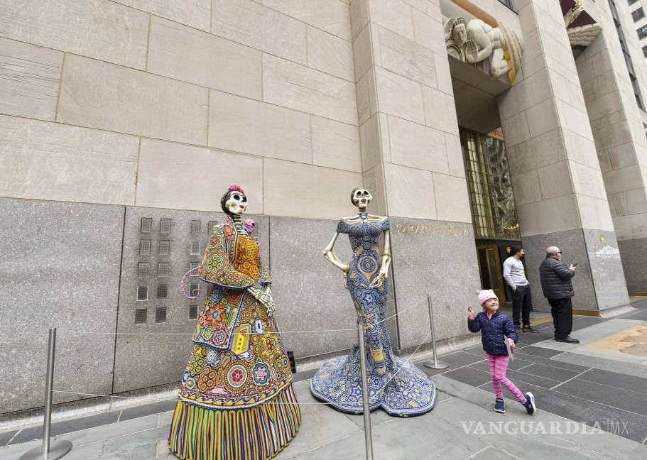 $!“Catrinas”, figuras esqueléticas elegantemente vestidas sinónimo del Día de Muertos, saludan a los visitantes de la Semana de México: Día de Muertos en el Rockefeller Center en Nueva York. AP/Diane Bondareff/Images for Tishman Speyer