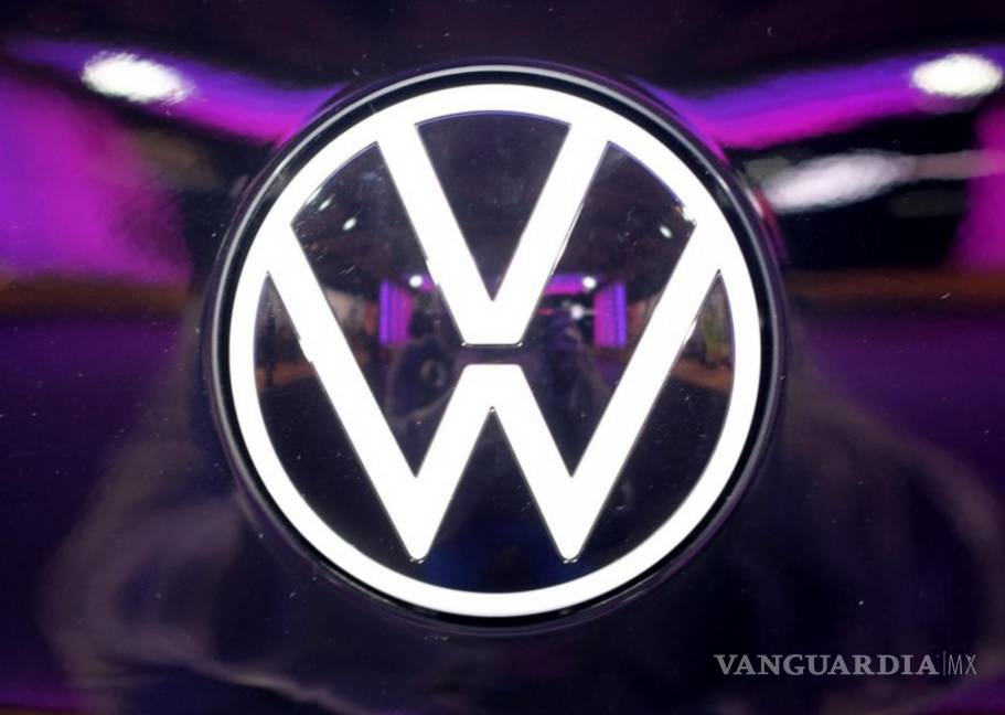 $!Fotografía tomada el 4 de noviembre de 2019 muestra el logotipo de VW en un automóvil en la ceremonia de inauguración de una fábrica de VW para automóviles eléctricos en Zwickau, Alemania. AP/Sebastian Willnow/dpa