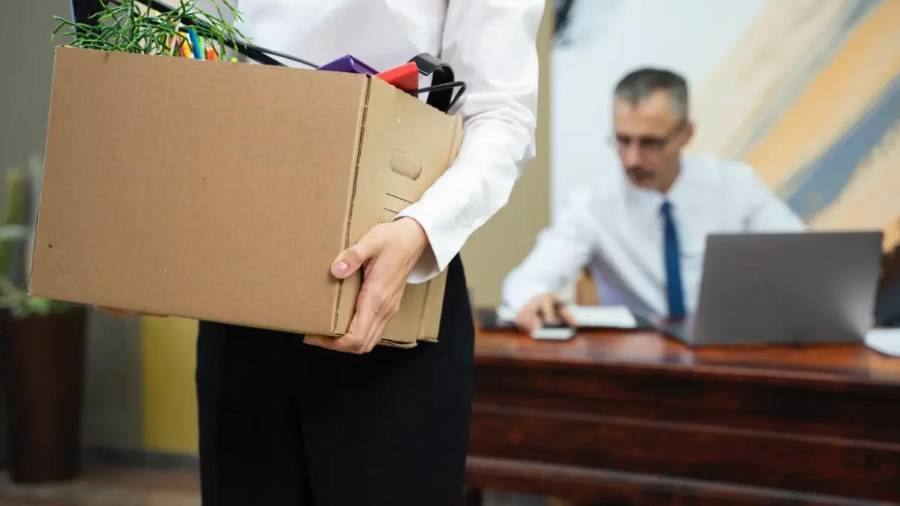 Los recortes de personal son una medida utilizada por empresas para reducir costos laborales.