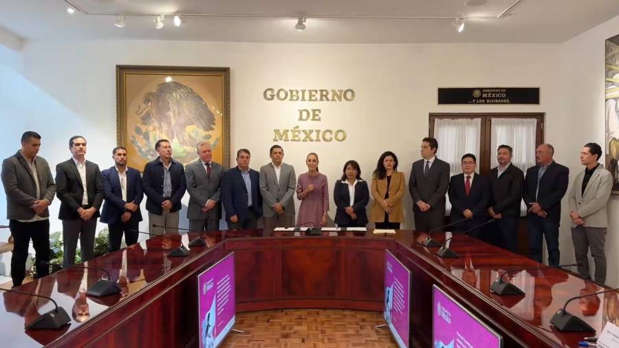 En la firma estuvieron la secretaria de Agricultura y Desarrollo Rural, Columba López, y la consejera jurídica de Presidencia, Luisa María Alcalde.