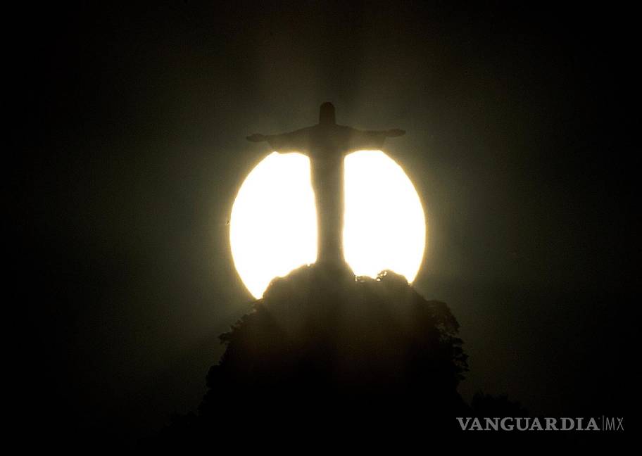 $!Fotografía de archivo fechada el 11 de enero de 2014 que muestra la puesta del sol sobre la estatua del Cristo Redentor, en Río de Janeiro (Brasil). EFE/Antonio Lacerda