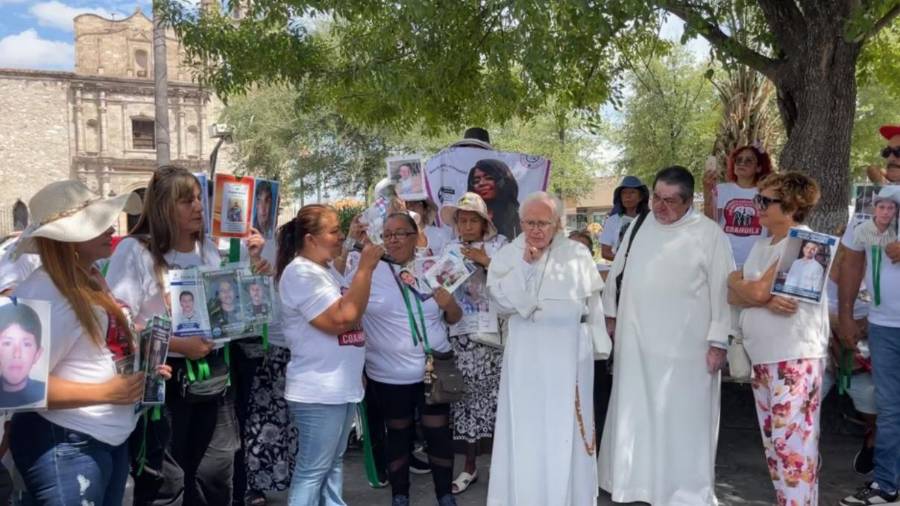 Familiares de personas desaparecidas compartieron testimonios y mostraron fichas de búsqueda junto al obispo emérito Fray Raúl Vera López en la Plaza Principal de Monclova.