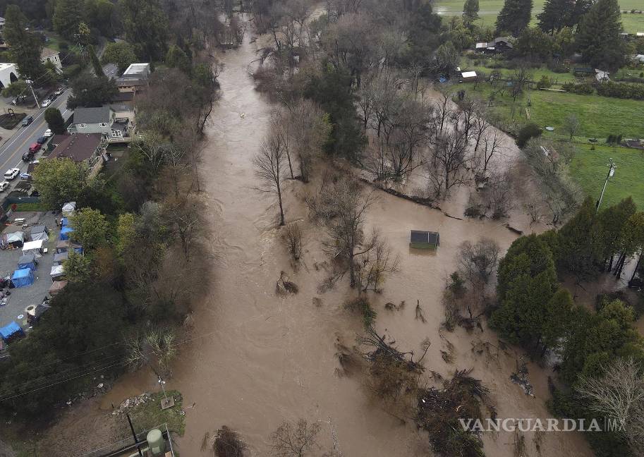 ‘Estamos atrapados aquí’; lluvias, aludes y socavones azotan a California