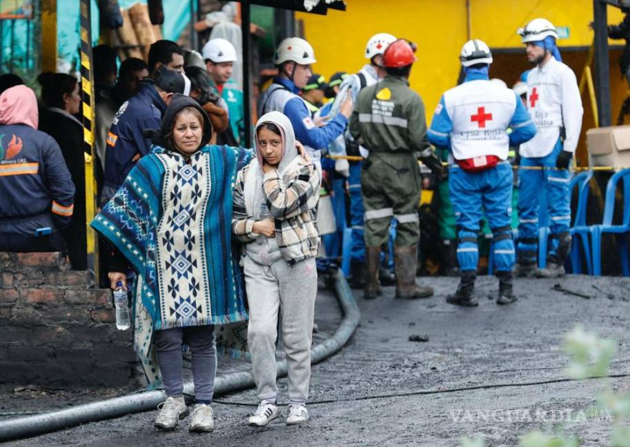 $!Familiares y amigos esperan a que los mineros atrapados por una explosión en una mina de carbón sean rescatados en Sutatausa, Colombia.