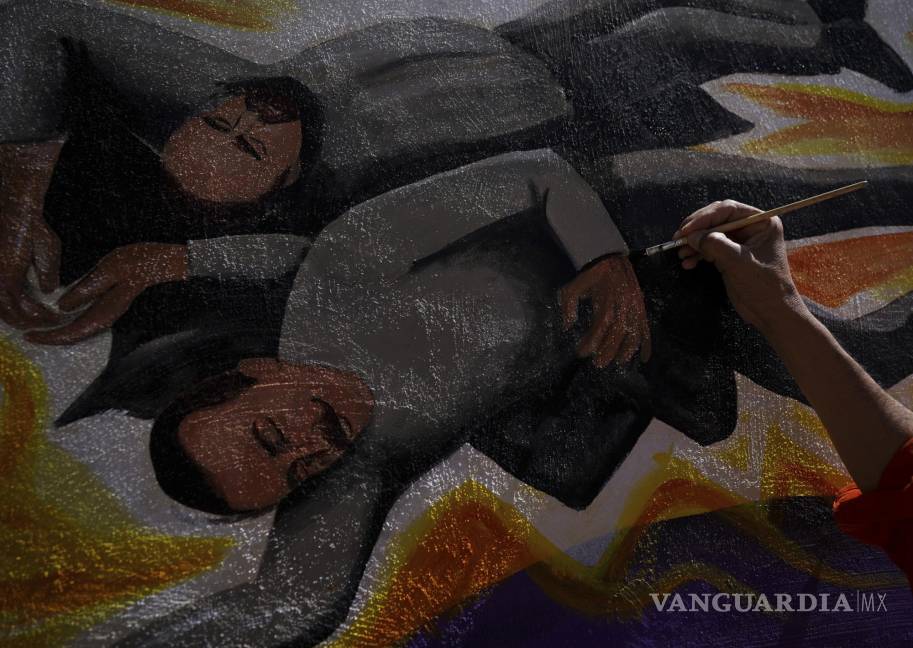 $!El artista mexicano Luis Manuel Vélez retoca un mural pintado en la fachada de un edificio municipal en San Salvador, Estado de Hidalgo (México).