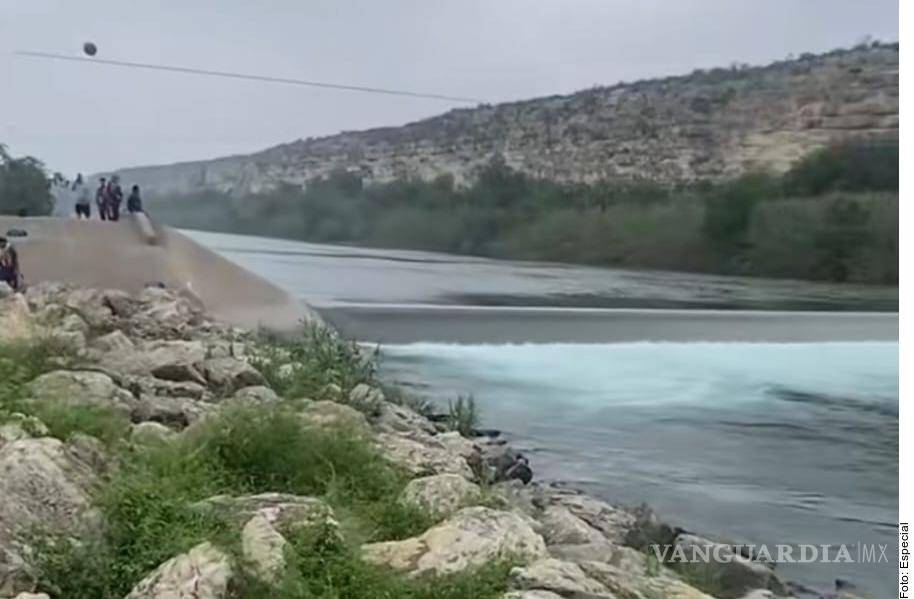 $!Elementos de rescate del lado mexicano recuperaron el cuerpo del menor, mientras que autoridades de Del Río, Texas, localizaron el de Enríquez de la Garza.