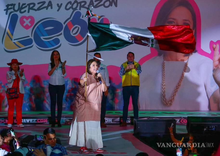 $!La candidata presidencial de la oposición Xóchitl Gálvez (c) participa en un acto de campaña este lunes en una plaza pública de León, Guanajuato (México).