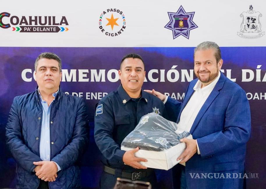 $!Los elementos policiacos de Ramos Arizpe recibieron nuevos uniformes, en el Día del Policía.