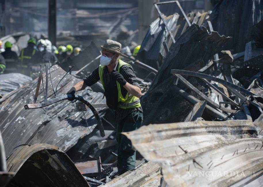 Rescatistas buscan víctimas en centro comercial ucraniano bombardeado por Rusia