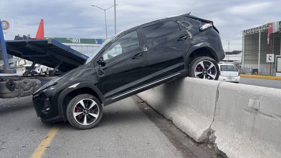 La camioneta terminó sobre las barreras de contención tras el aparatoso accidente.
