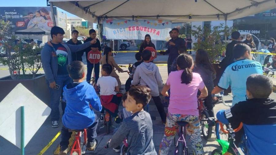 Niñas y niños recorren el circuito de la Bici Escuelita instalado en el Paseo Colón.