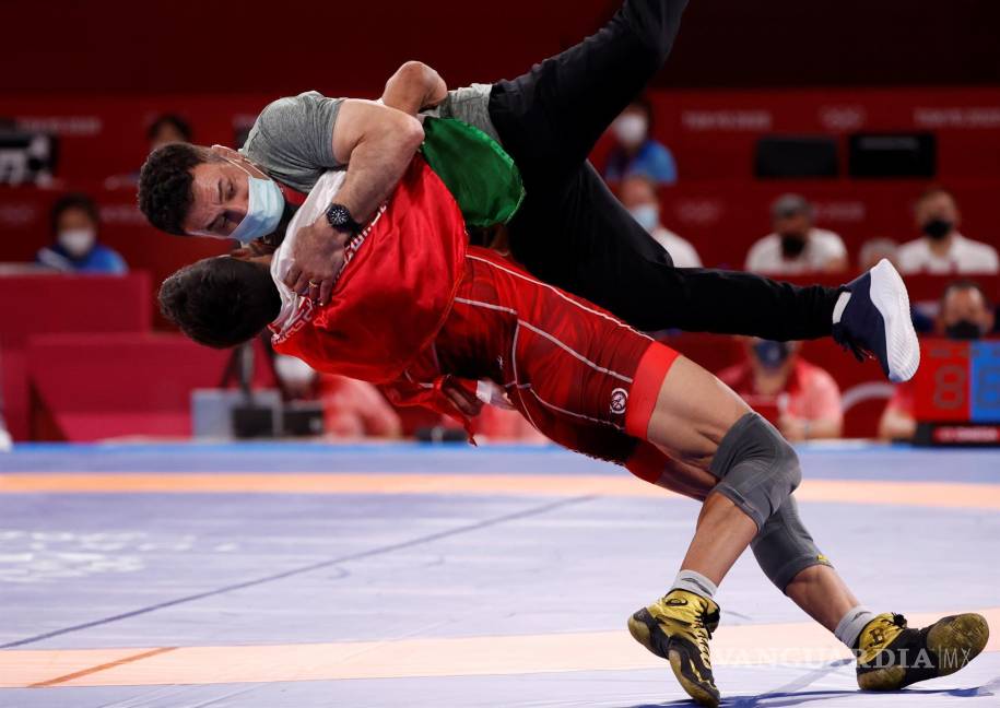 $!Mohammedreza Geraei de Irán (rojo) reacciona después de derrotar a Parviz Nasibov de Ucrania durante el partido final grecorromano masculino de 67 kg en los eventos de lucha libre del Juego Olímpico de Tokio 2020. EFE