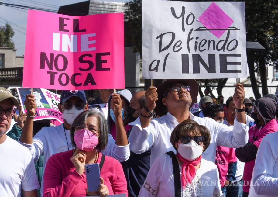 $!Ciudadanos se reunieron en el monumento Al Águila en la ciudad de Toluca como parte de las protestas que se hicieron a nivel nacional en defensa del INE.