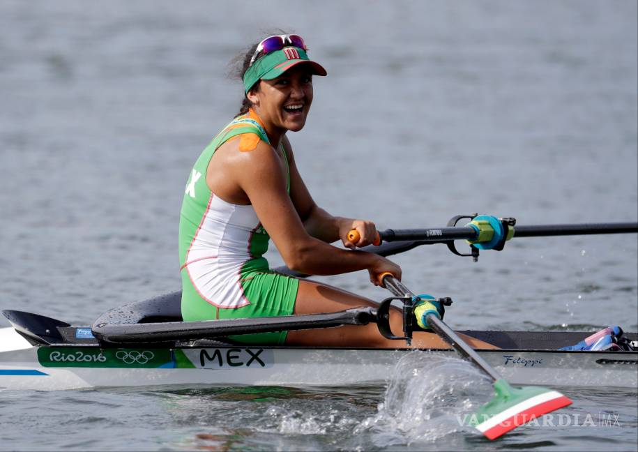 $!México se estrenó en el podio... como el uniforme más feo