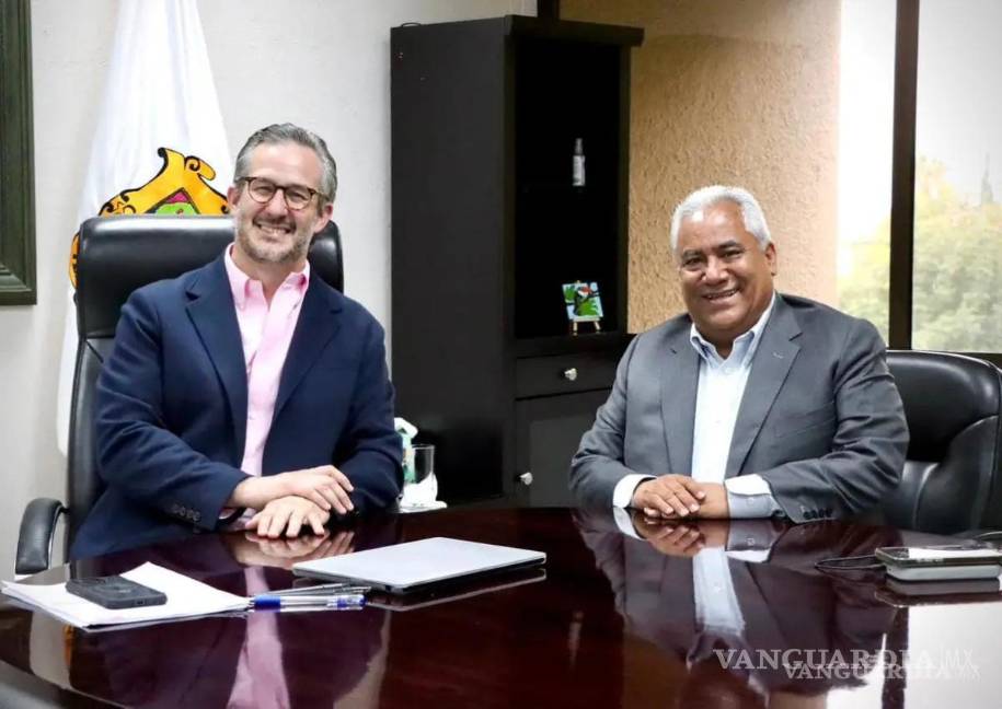 $!el secretario de Educación de Coahuila, Emmanuel Garza, (I), habló de los retos en educación.