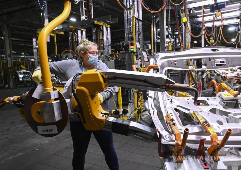 $!Una empleada de GM trabaja en la planta de ensamblaje de General Motors durante la pandemia de COVID-19 en Oshawa, Ontario, el 19 de marzo de 2021.