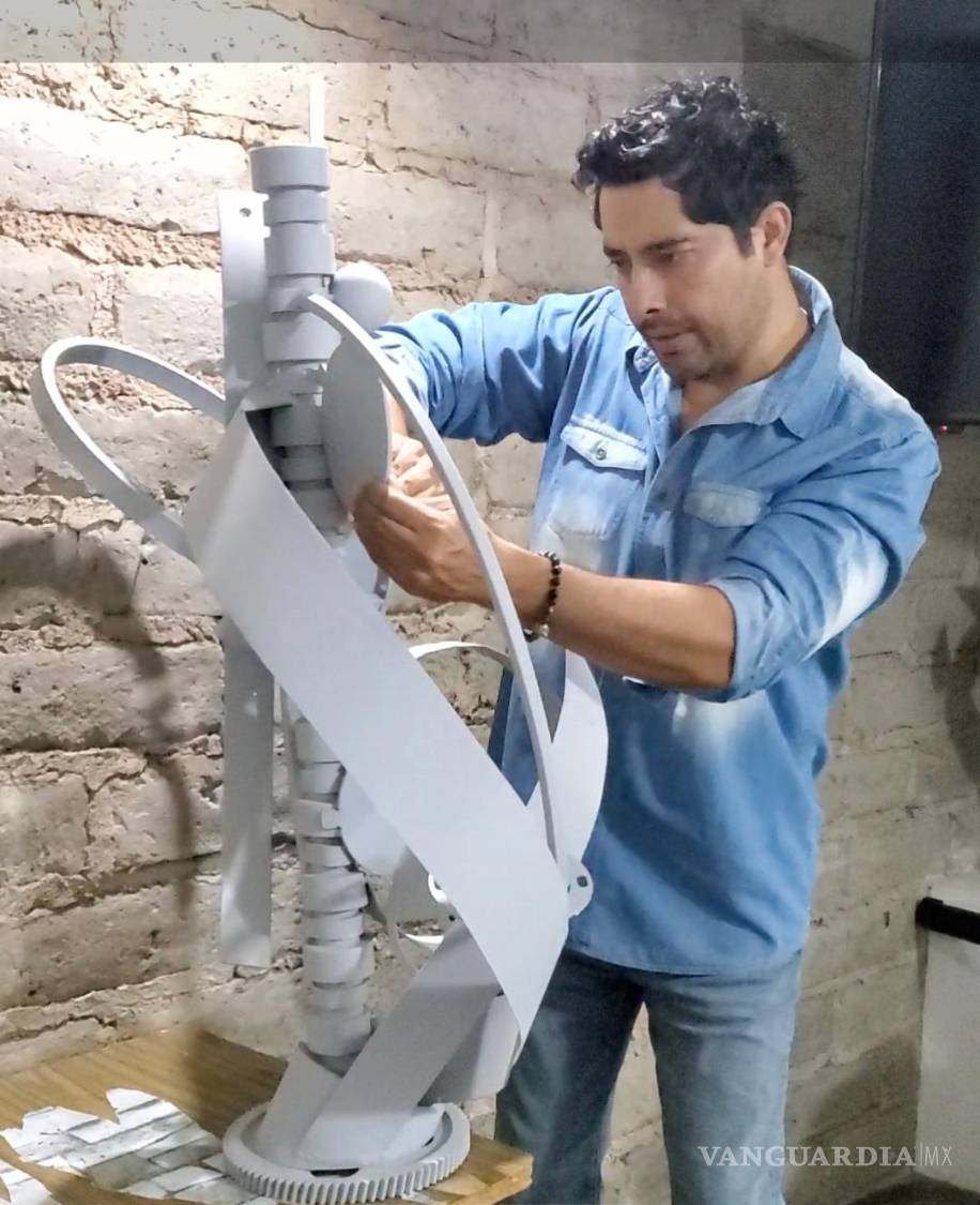 $!Artista saltillense expone su obra en Italia y rescata un árbol centenario de Acuña con arte