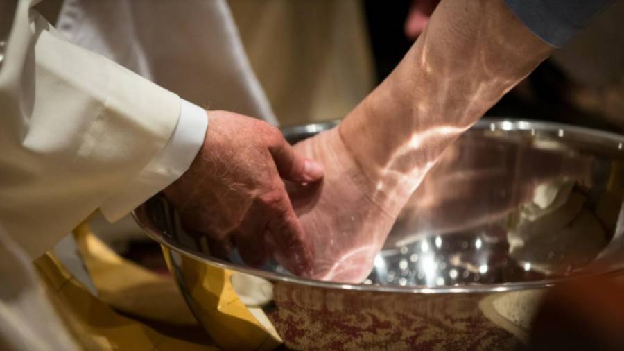 El obispo replicó con internos del penal el gesto de humildad que Jesús hizo con sus apóstoles