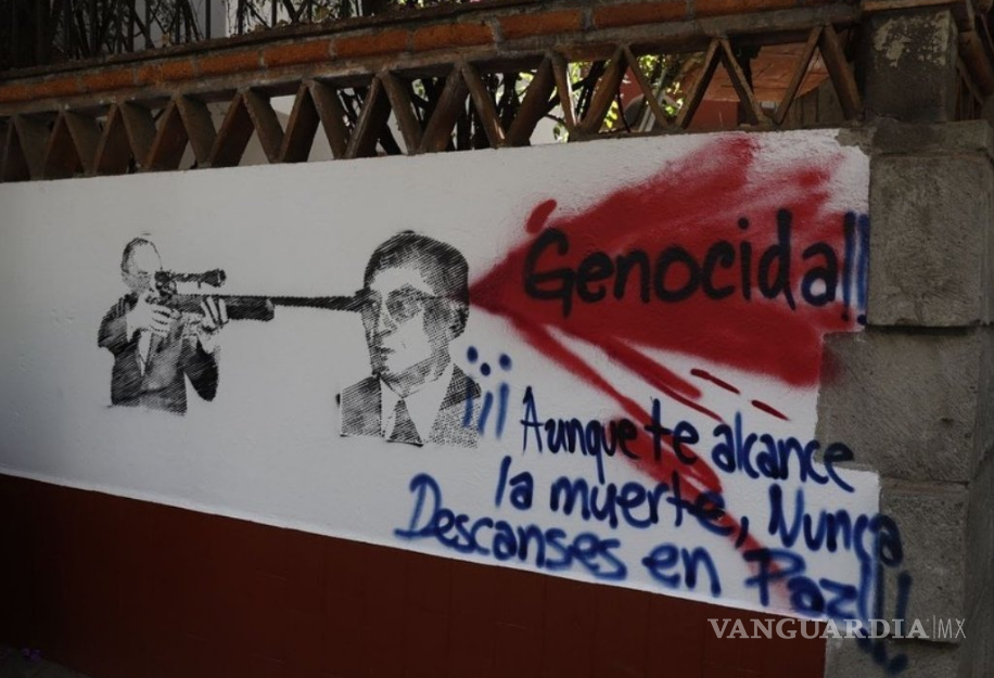 $!El 10 de junio de 2021, activistas y estudiantes marcaron la fachada de su casa con pintas y pancartas donde lo señalan como genocida.