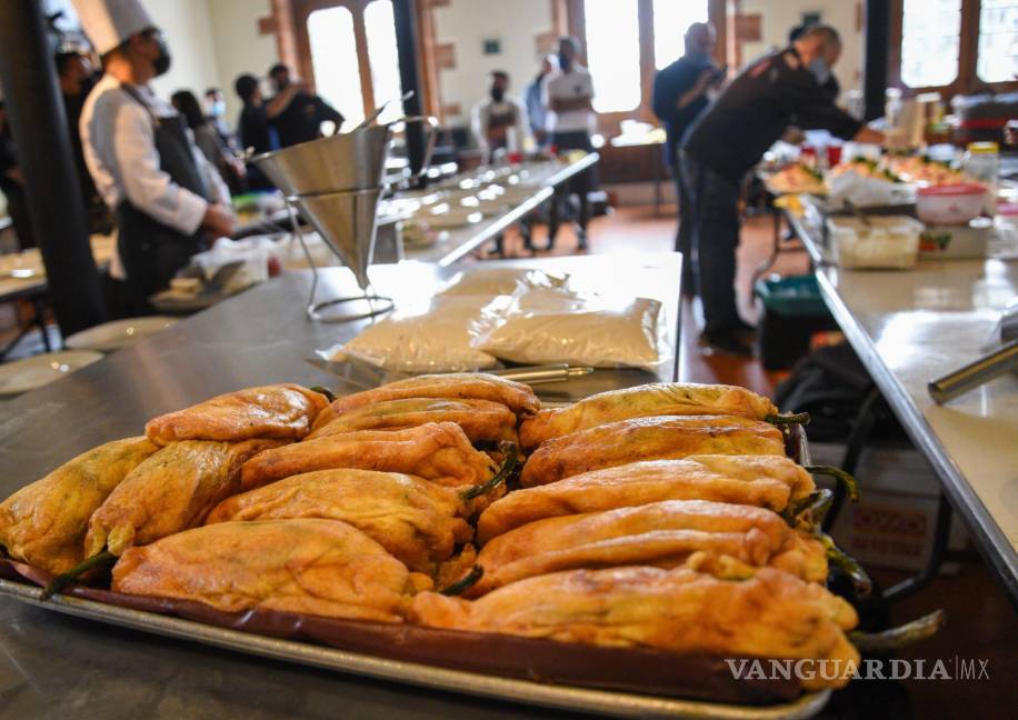 $!En el marco del Noveno Festival del Chile en Nogada se reunieron 15 chefs del Estado de México, Morelos y Puebla en la ciudad de Toluca para deleitar con los chiles en nogada en diversas presentaciones, un platillo con mucha historia.