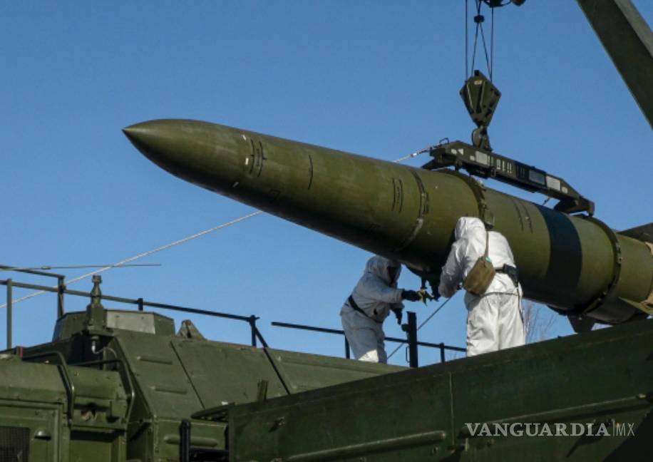 $!Tropas rusas cargan un misil Iskander en un lanzador móvil durante ejercicios en un lugar no revelado en Rusia.