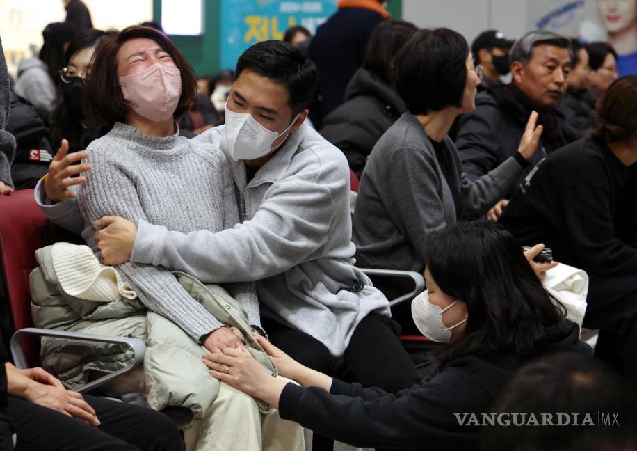 $!Seres queridos reaccionan mientras esperan noticias en el aeropuerto de Muan, en Corea del Sur. Las autoridades elevaron a 179 la cifra oficial de muertos en el accidente del avión comercial que se salió de la pista y chocó contra un vallado tras aterrizar.