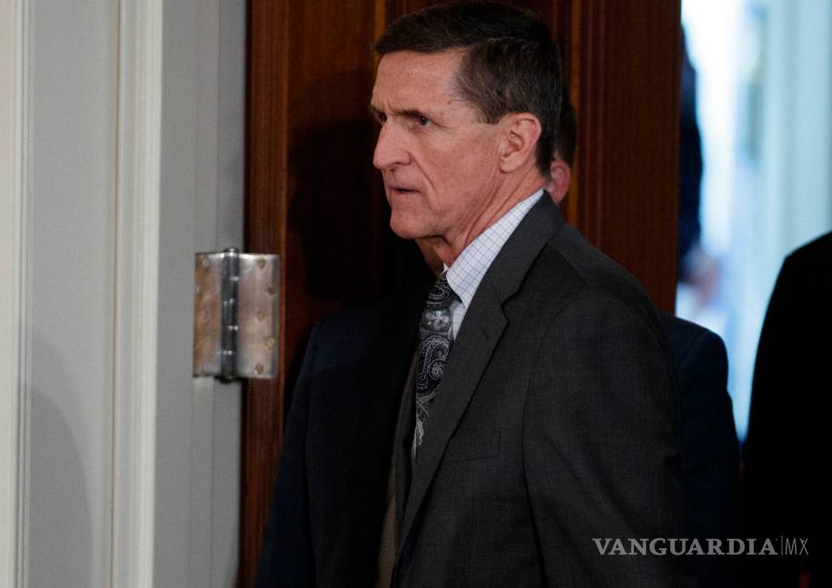 Flynn acepta entregar documentos a comisión, de acuerdo a AP