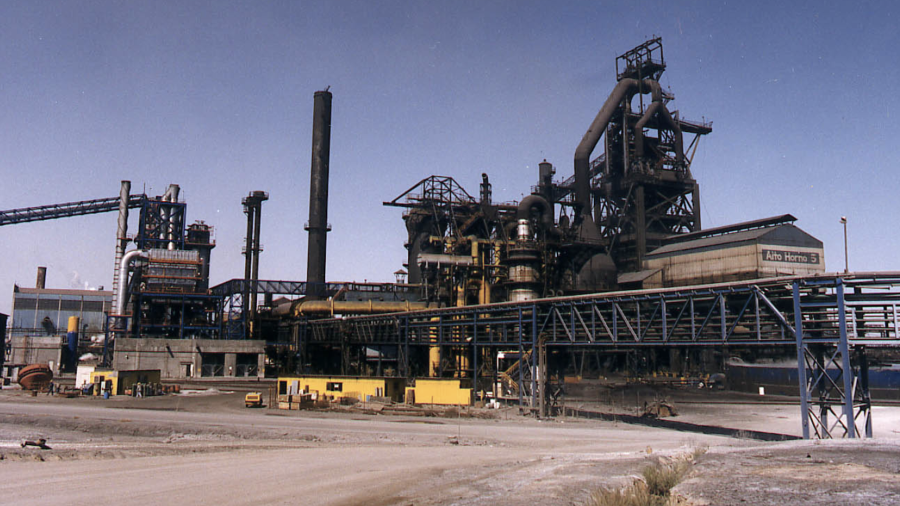 AHMSA realiza los procesos de transformación para producir acero.