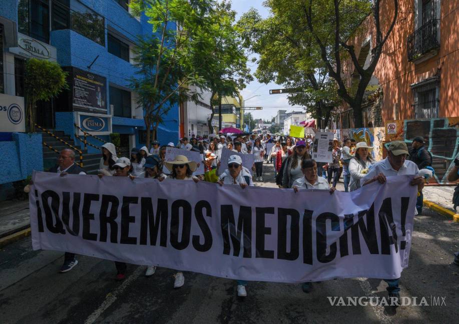 $!Pacientes con cáncer, familiares e integrantes de diversas asociaciones marcharon este domingo en distintas ciudades del país | Foto: Cuartoscuro