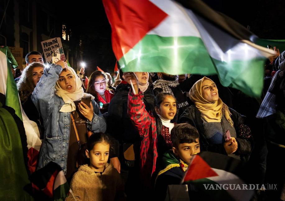 $!La gente marcha durante una manifestación pro-Palestina en Utrecht, Países Bajos.