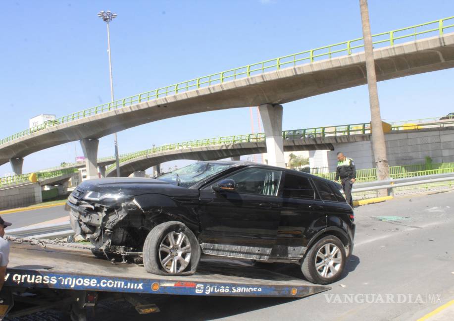 Conductora sufre volcadura en bulevar Carranza de Saltillo