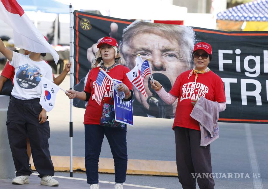 $!Partidarios de Donald Trump fuera de la Expo en el World Market Center, donde Trump asiste a un mitin de campaña en Las Vegas, Nevada.