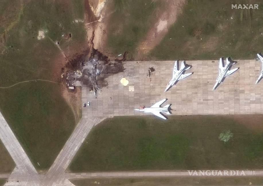 $!Una imagen satelital que muestra un avión Tupolev Tu-22 destruido después de una serie de ataques con drones ucranianos en la base aérea de Belaya en Rusia.