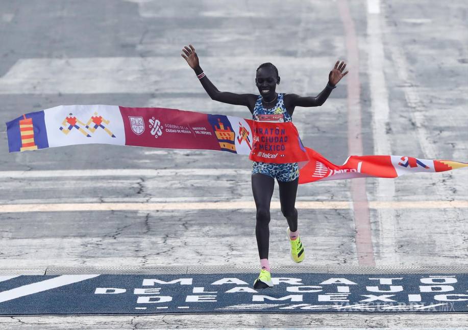 $!La keniata Lucy Cheruiyot ganadora en el XXXVIII edición del Maratón de la Ciudad de México. Batió el antiguo cronómetro con 2:27.22 horas; seis minutos más rápida que Vivian Kiplagat.