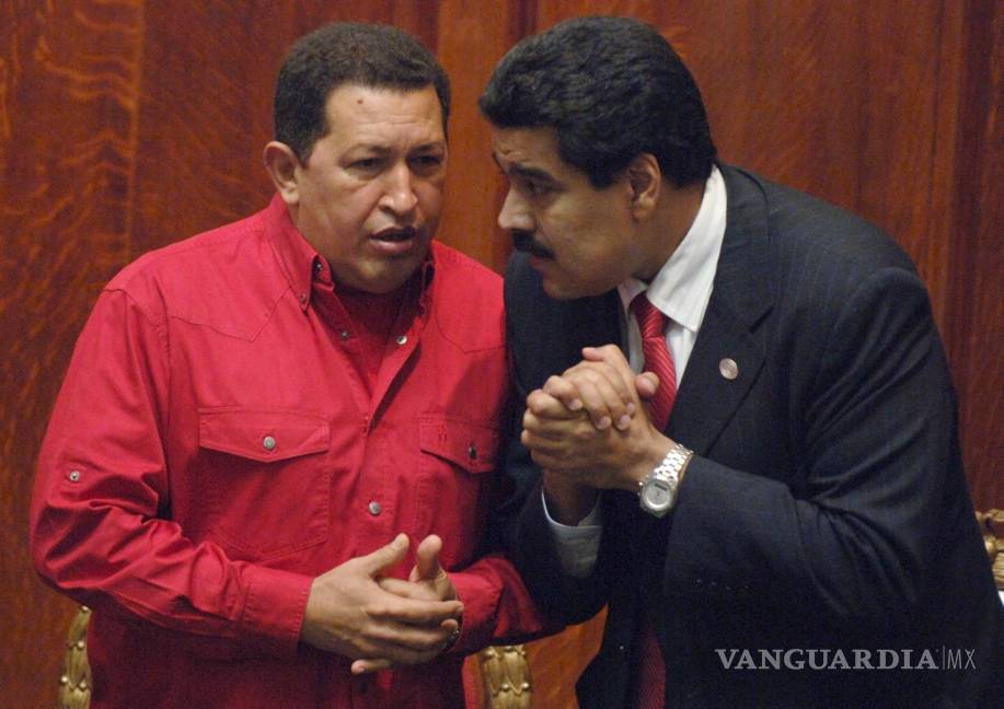 $!El presidente de Venezuela, Hugo Chávez habla con su canciller, Nicolás Maduro, en Montevideo, Uruguay, el 18 de diciembre de 2007.