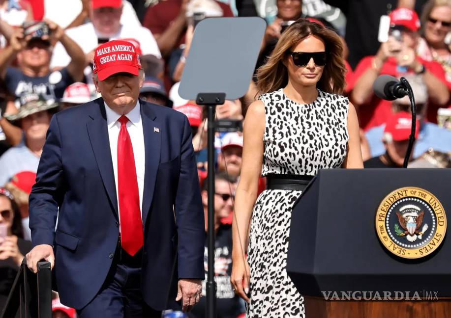 $!El presidente estadounidense, Donald J. Trump (izq.), llega con su esposa, la ex primera dama Melania Trump, en una fotografía de archivo.