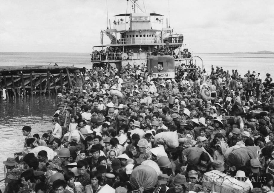 $!Refugiados se amontonan en un buque de guerra atracado en Vung Tau, una ciudad costera cerca de Saigón el 9 de abril de 1975.
