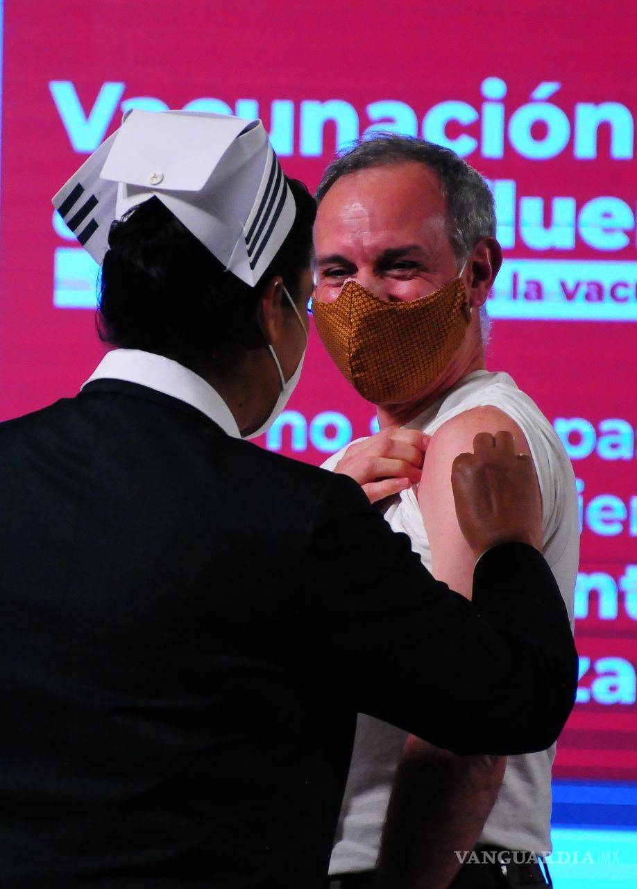 $!Inicia campaña contra la influenza: aplican la vacuna a López-Gatell y Zoé Robledo