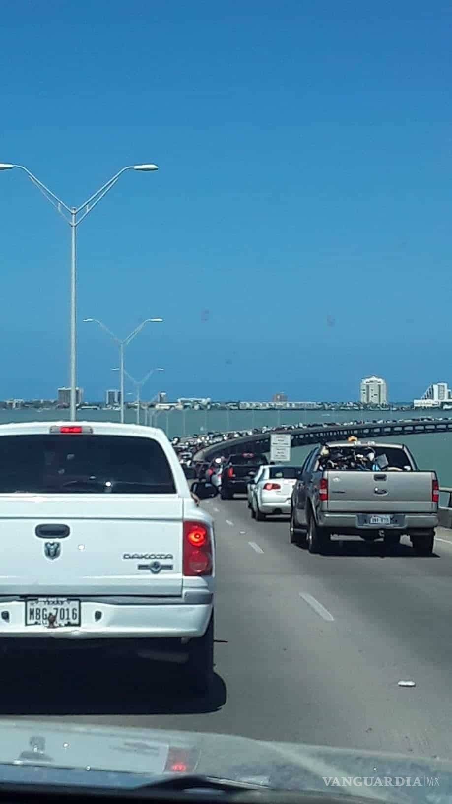 $!Reabren playas en Isla del Padre, Texas; filas kilométricas para entrar