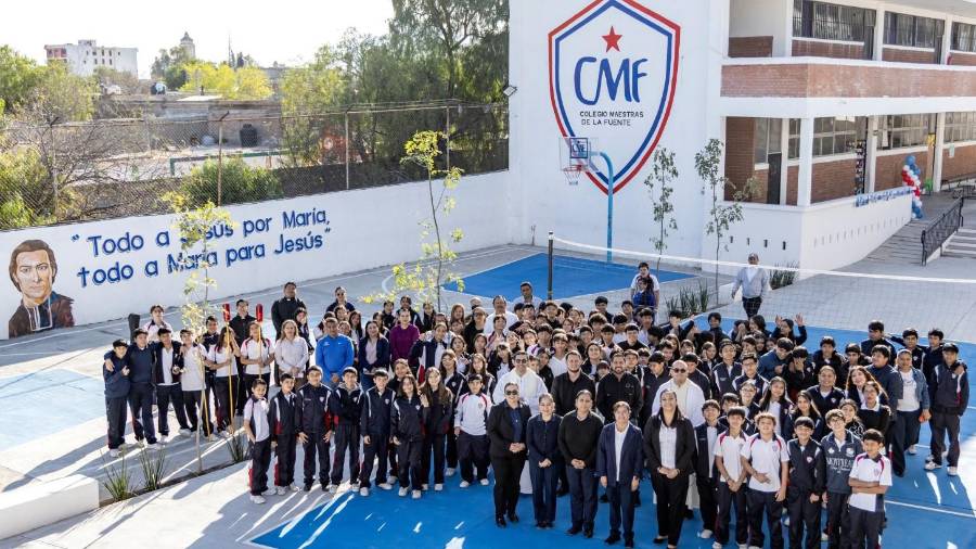 Reinauguración de canchas, presencia de alumnos, docentes, padres de familia y autoridades presentes.