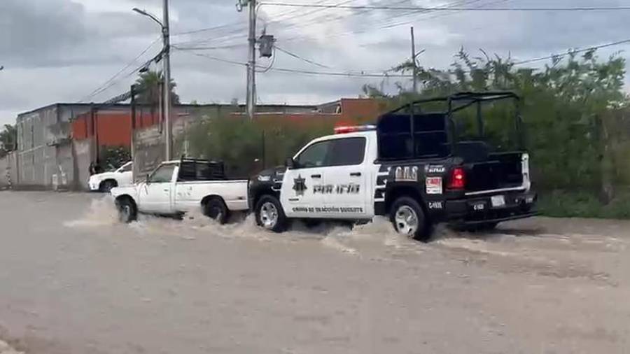 Elementos de seguridad y emergencia auxiliaron a conductores cuyos vehículos quedaron varados tras las intensas lluvias registradas en Saltillo.