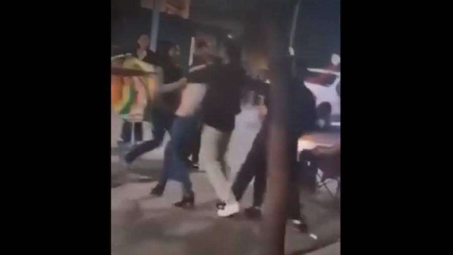 Una pelea entre dos mujeres durante la peregrinación a la Virgen de Guadalupe en Torreón fue captada en video y difundida en redes sociales.