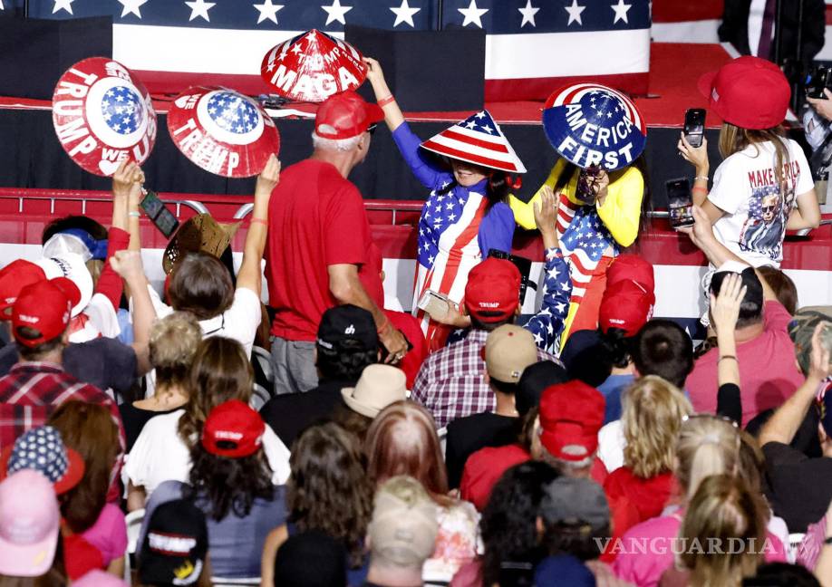 $!Partidarios aplauden mientras Donald Trump habla en un mitin de campaña en la Expo del World Market Center en Las Vegas, Nevada.