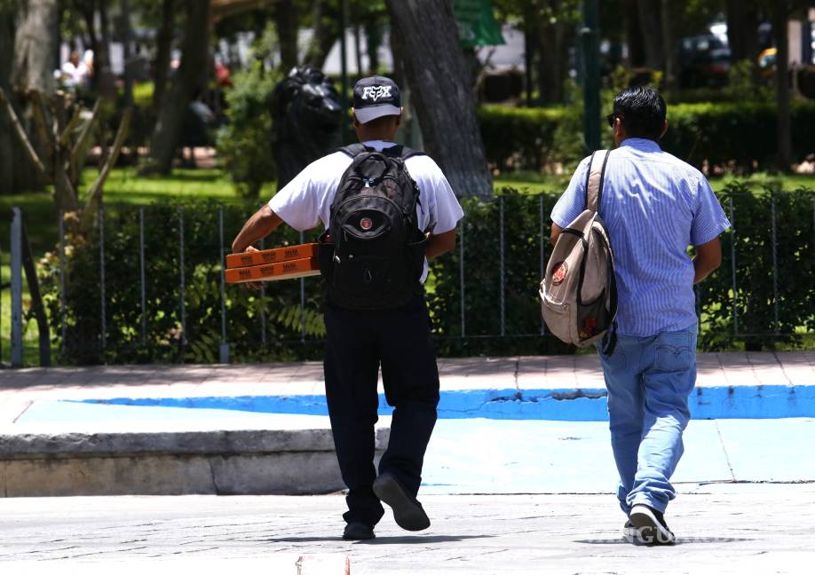 $!Es común ver tirados en lugares públicos, los restos de comida y empaques que van dejando tras de sí los saltillenses.
