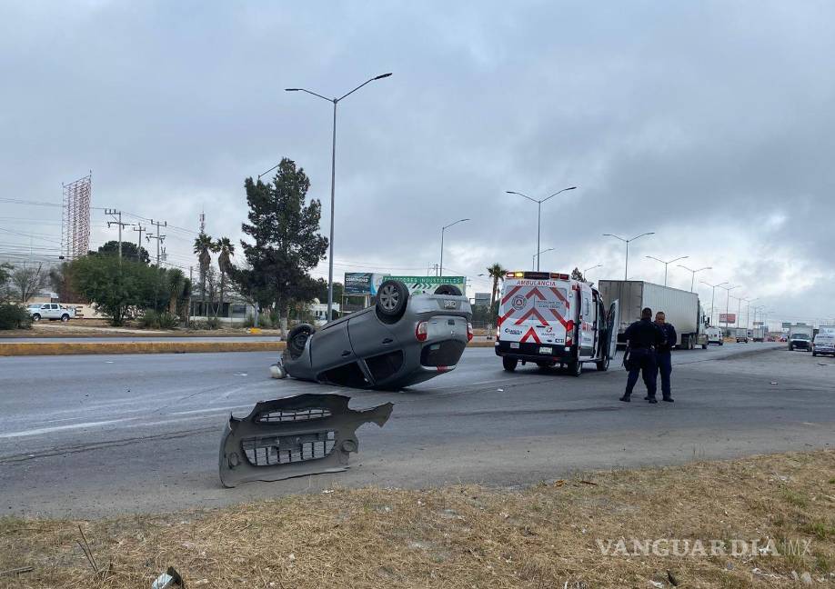 Se vuelca tras distracción en Ramos Arizpe