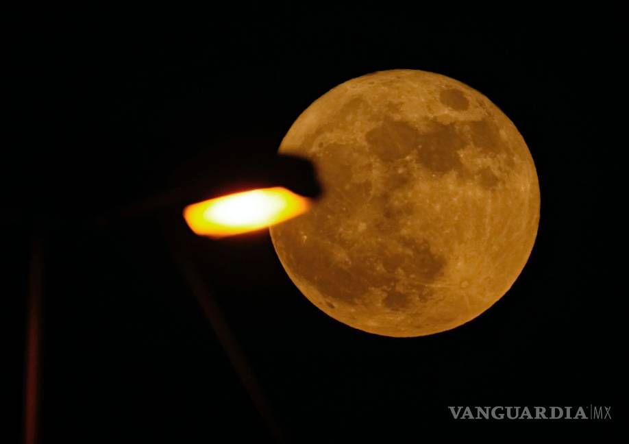 $!Una farola se ilumina con la luna llena que aparece en Bagdad, Irak.