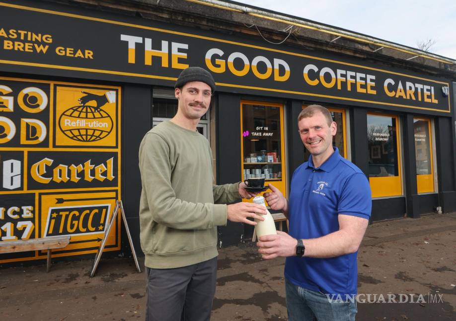 $!El l granjero y propietario de Mossgiel Organic Farm, Bryce Cunningham, da una botella de leche al barista Jacob Smith en Glasgow, Escocia