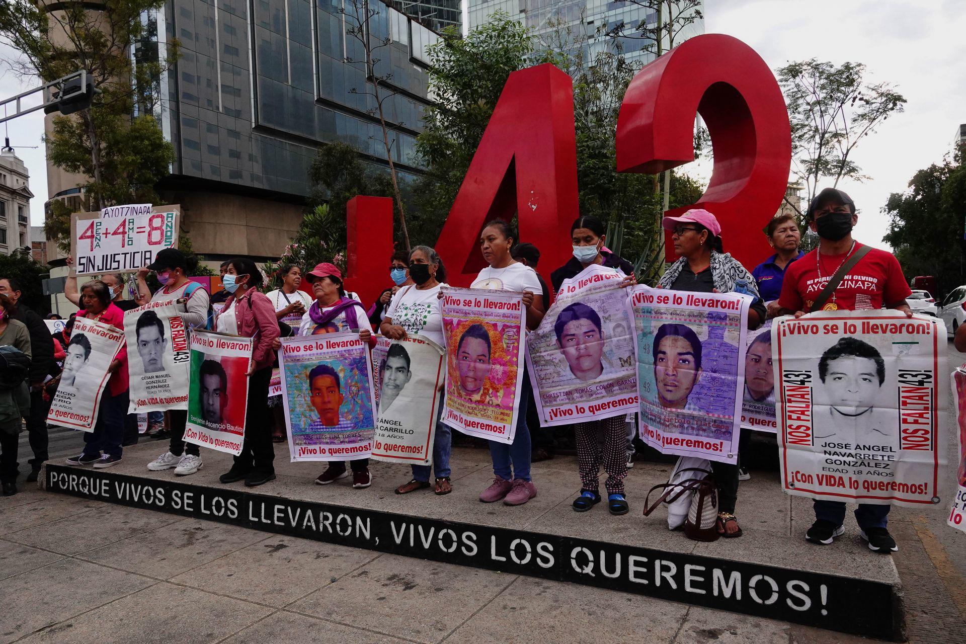 Detienen a nueve policías relacionados con la desaparición de los 43 normalistas de Ayotzinapa. Noticias en tiempo real