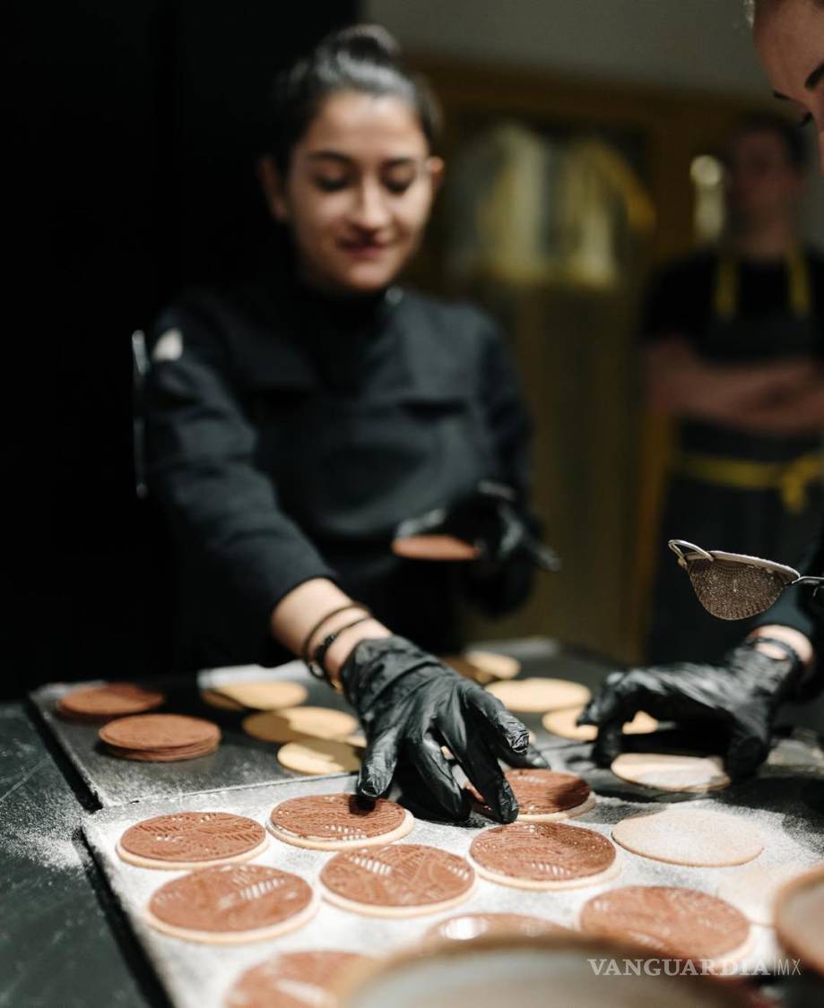 $!Entre harina y paciencia: Fernanda Hernández acomoda las galletas una por una, cuidando textura y relieve; cada pieza es un guiño a la tradición feroesa reinterpretada con mirada mexicana.