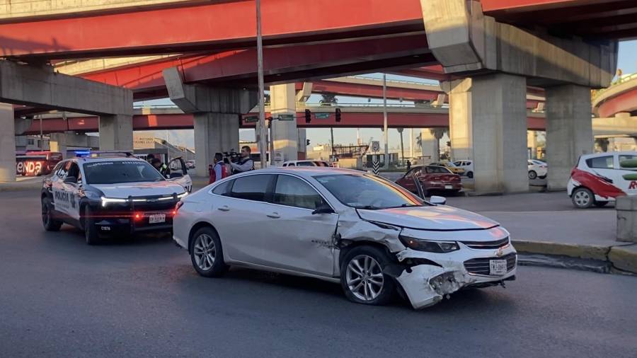 Conductores involucrados en el accidente permanecieron en el sitio a la espera del arribo de las autoridades correspondientes, tras reportarse únicamente daños materiales en ambas unidades.